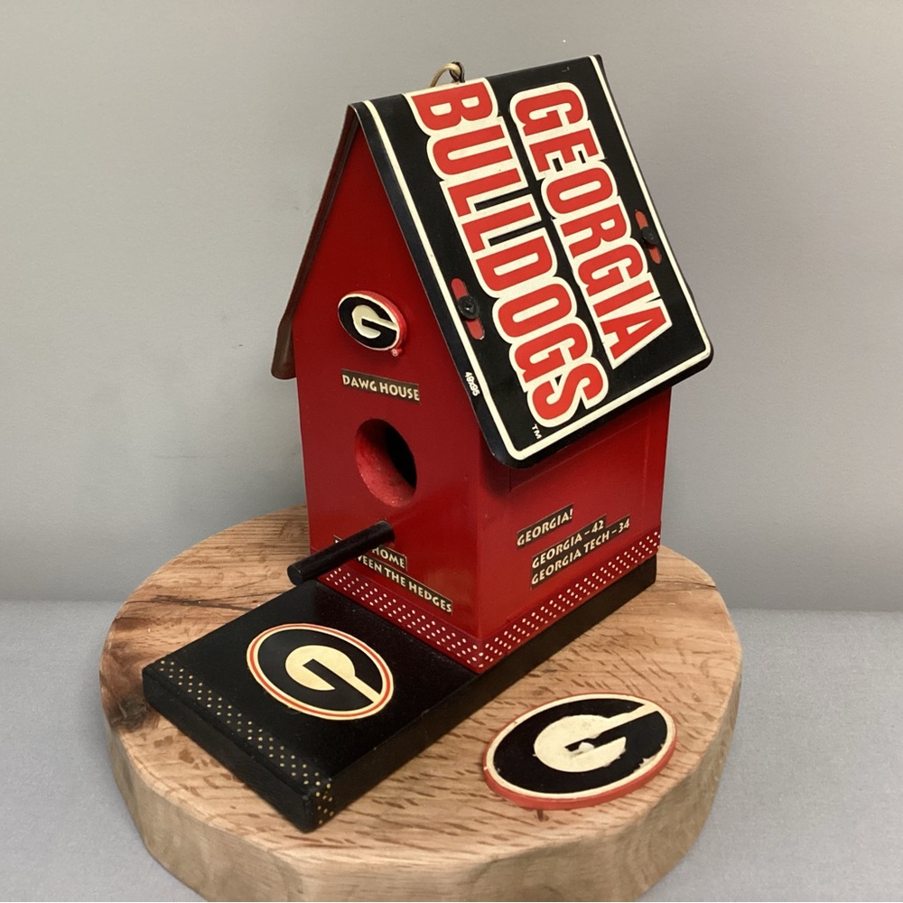 🔴 Georgia Bulldogs College Football Birdhouse / Wood Crafted with Metal Tag Roof